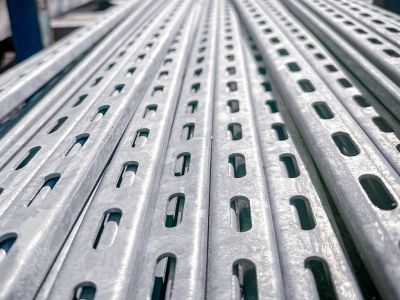 Metallprofile mit Lochung liegen parallel, zeigen Befestigungsartikel f&uuml;r Konstruktionen im Innenausbau.