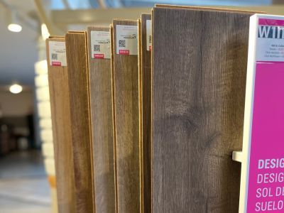 Holzbodenmuster in verschiedenen Farben und Gr&ouml;&szlig;en ordentlich im Gesch&auml;ft ausgestellt zur Auswahl.