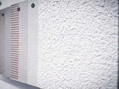 Texturproben von Putzoberfl&auml;chen nebeneinander ausgestellt, zeigen Unterschiede in Struktur und Material.